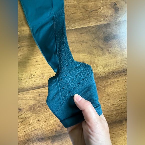 Fabletics 3/4 Length Leggings - Picture 5 of 6